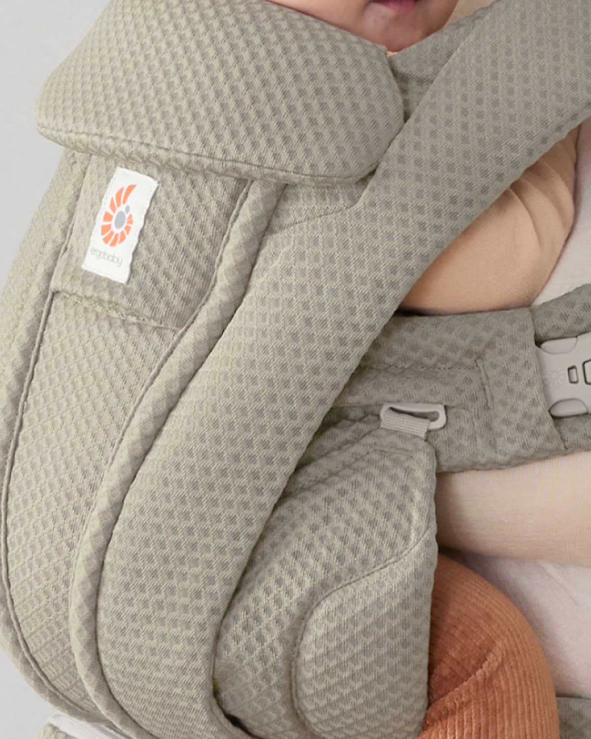 Detalle de confección y materiales de un portabebés Ergobaby