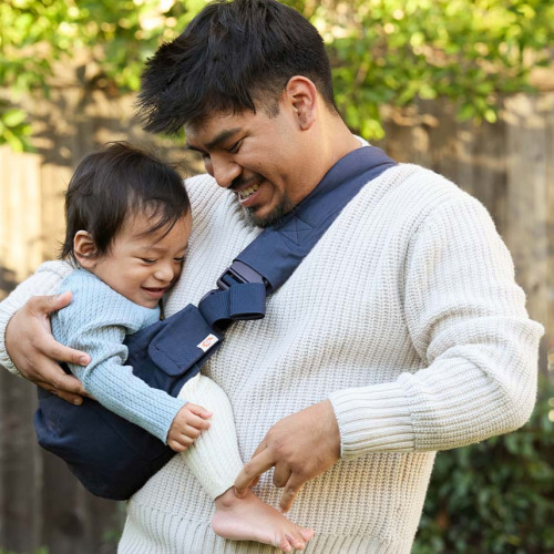 ¿Se puede malcriar a un bebé por llevarlo en brazos o en un portabebés?